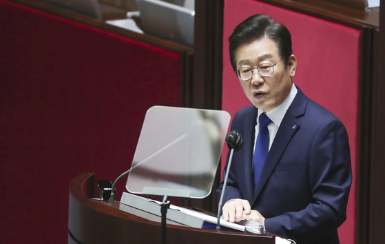 Democratic Party Chairman Lee Jae-myung speaks at the National Assembly on Wednesday, where he said his party would seek to hold accountable those in the government responsible for a recent string of alleged diplomatic gaffes as well as a revision to the current limit on presidential terms. [YONHAP]