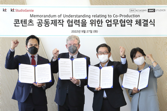 KT signed a business agreement with AMC Networks, a U.S. cable channel operator. From left are: Noel Manzano, vice president of international programming at AMC Networks; Harold Gronenthal, executive vice president of programming and operations at AMC Networks; Kim Hoon-bae, executive vice president at KT’s media platform business unit; and Kim Chul-yeon, CEO of KT Studio Genie. [KT]