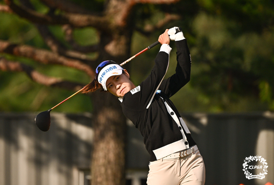 Park Min-ji tees off on the 10th hole during the first round of the OKSavingsBank Se Ri Pak Invitational on Sep. 23 at Serenity Country Club in Chungju, North Chungcheong. [KLPGA]