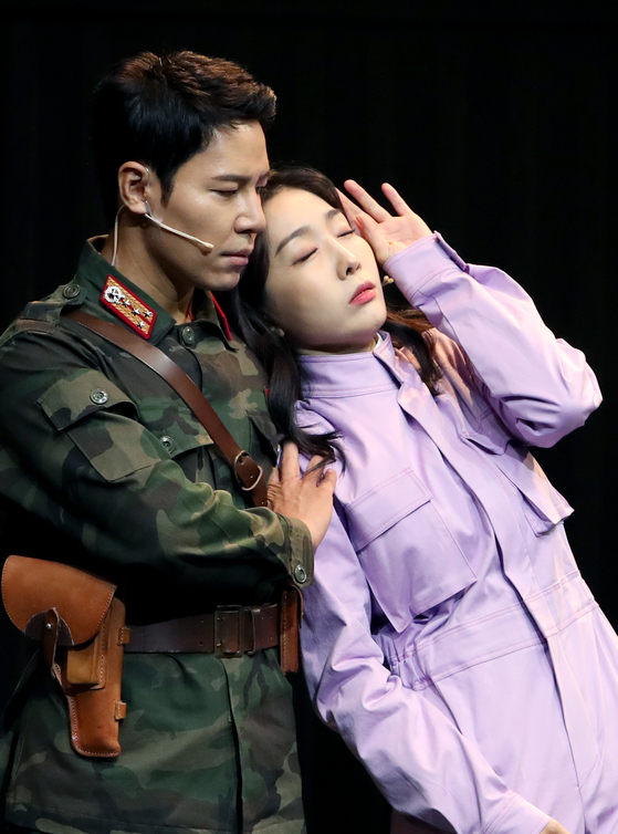Musical actors Kim Ryeo-won and Lee Kyu-hyung perform for the musical ″Crash Landing on You″ that's being staged at the COEX Shinhan Card Artium in southern Seoul. [NEWS1] 