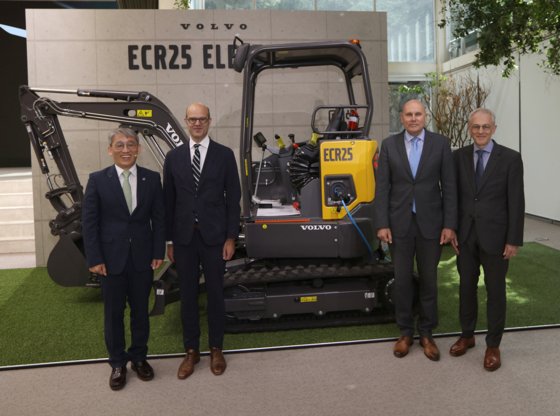From left: Lim Jae-tack, Volvo Construction Equipment’s head of Market Korea; Daniel Wolven, Swedish ambassdor to Korea; Tomas Kuta, the company’s president of Region Asia; and Andrew Knight, the company’s head of Excavator Operation, pose for a photo in front of the ECR25 at a press conference Wednesday. [VOLVO CONSTRUCTION EQUIPMENT KOREA]