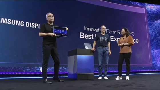Samsung Display CEO Choi Joo-sun demonstrates a device with sliding screens at Intel's Innovation 2022 on Tuesday. [SCREEN CAPTURE]