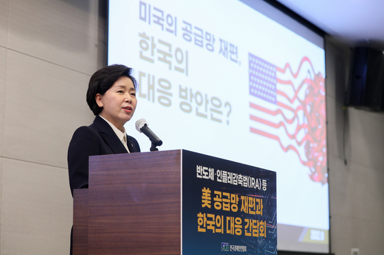 Yang Hyang-ja, head of a special committee on the chip industry, speaks at a forum on Wednesday, at the Federation of Korean Industries in Yeouido, western Seoul. [FEDERATION OF KOREAN INDUSTRIES]