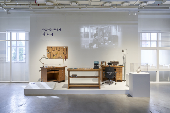 “Yoo Lizzy: A Philosophic Metalsmith” recreates Yoo's studio [SEOUL MUSEUM OF CRAFT ART]