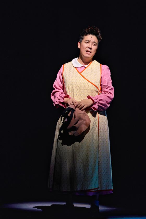 Singer and actor Im Chang-jung during a scene from the musical ″Mrs. Doubtfire″ at Charlotte Theater in Songpa District, southern Seoul [YONHAP][SEM COMPANY]
