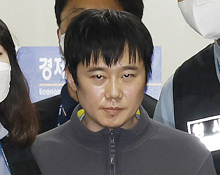 Jeon Joo-hwan, the 31-year-old suspect in the subway murder case, is transferred from Seoul Namdaemun Police Station to the Seoul Central District Prosecutors Office on Wednesday. [NEWS1]