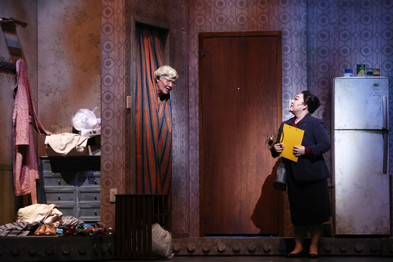 Singer and actor Im Chang-jung, left, during a scene from the musical ″Mrs. Doubtfire″ at Charlotte Theater in Songpa District, southern Seoul [YONHAP]
