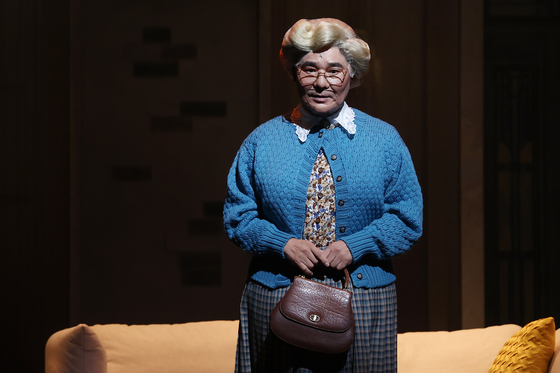 Singer and actor Im Chang-jung as Mrs. Doubtfire in a scene from the musical ″Mrs. Doubtfire″ at Charlotte Theater in Songpa District, southern Seoul [YONHAP]