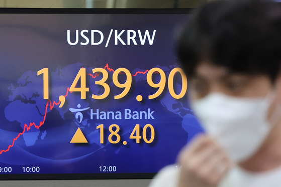 An electronic display board at Hana Bank in central Seoul shows won trading at 1,439.90 won against the dollar on Wednesday. [YONHAP]