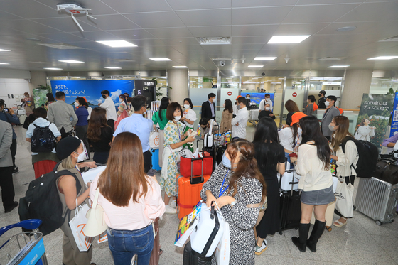 Participants of the familiarization tour hosted by Jeju Tourism Organization arrive at Jeju International Airport from Osaka on Thursday afternoon. The tour will run through Saturday, accompanied by 150 tourists, including travel agents from Japan, the press and social media influencers. [YONHAP]