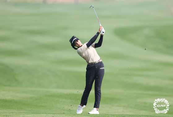 Patty Tavatanakit of Thailand tees off on the ninth hole during the first round of the Hana Financial Group Championship on Thursday at Bear's Best Cheongna in Cheongna, Incheon. [KLPGA]