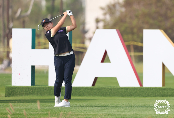 Hong Jung-min tees off on the first hole during the first round of the Hana Financial Group Championship on Thursday at Bear's Best Cheongna in Cheongna, Incheon. [KLPGA]