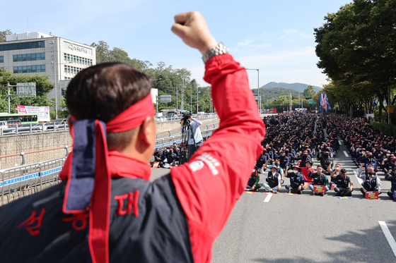 Hyundai Steel's labor unions that represent irregular workers stage a strike in front of Hyundai Motor headquarters in Yangjae-dong, southern Seoul, on Wednesday. [YONHAP]