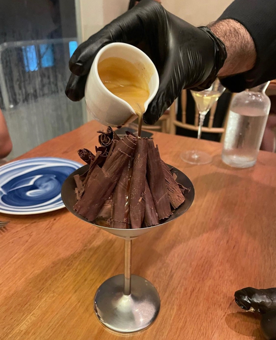 A chocolate dessert with a shot of espresso at Borgo in Yongsang District, central Seoul [LEE SUN-MIN]