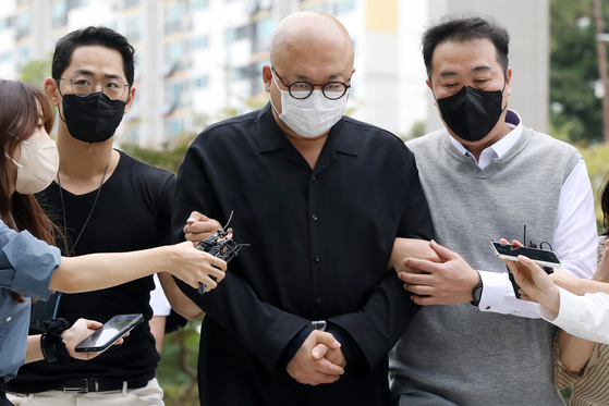 Composer and producer Don Spike, whose real name is Kim Min-soo, enters the Seoul North District Court in northern Seoul on Wednesday for a warrant review requested by the police. [NEWS1]