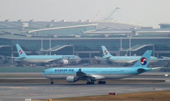 A passenger plane prepares for take off on a rampway at Incheon International Airport's Terminal 2 on Thursday. [NEWS1]