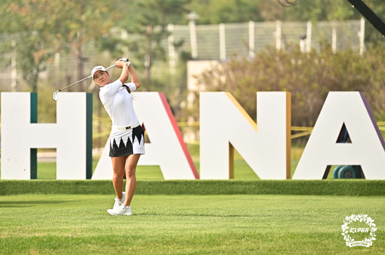 Minjee Lee of Australia tees off on the first hole during the first round of the Hana Financial Group Championship on Thursday at Bear's Best Cheongna in Cheongna, Incheon. [KLPGA]