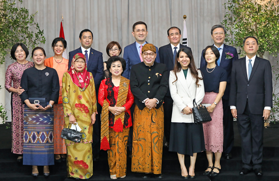 Indonesian Ambassador to Korea Gandi Sulistiyanto, fourth from left in front row; his wife Susi Ardhani Sulistiyanto, third from left; Chung Eui-hae, director general of the Asean and Southeast Asian Affairs Bureau of the Foreign Ministry, second from right; and other ambassadors and former ambassadors of Asean member states and Korea celebrate the 77th Anniversary of the Independence of Indonesia on Some Gavit Island in southern Seoul on Wednesday. [PARK SANG-MOON]