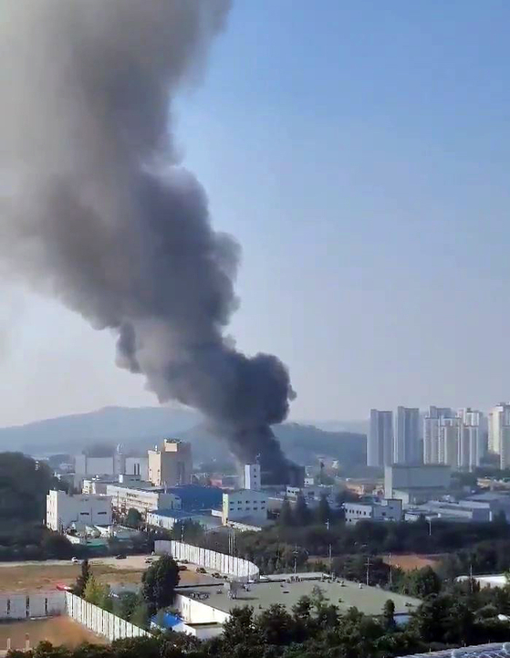 Smoke billows from a factory in Hwaseong, Gyeonggi, on Friday. [YONHAP]