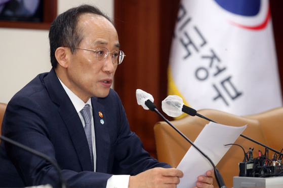Finance Minister Choo Kyung-ho speaks during an emergency meeting with ministers in charge of economic affairs at the government complex building in Jung District, central Seoul, on Friday. [NEWS1]