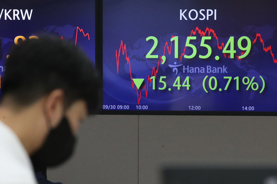 A screen in Hana Bank's trading room in central Seoul shows the Kospi closing at 2,155.49 points on Friday, down 15.44 points, or 0.71 percent, from the previous trading day. [NEWS1]