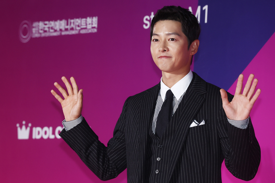 Actor Song Joong-ki greets fans at the 2022 APAN Star Awards on Thursday. [YONHAP]