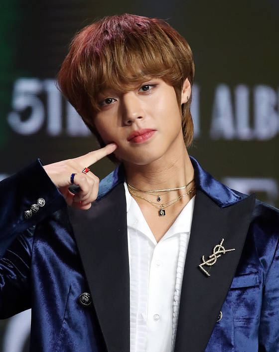 Park Ji-hoon poses during a showcase event for his fifth mini album "Hot&Cold" at a venue in Gangnam District, southern Seoul on Oct. 28, 2021. [NEWS1]