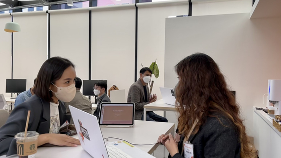 Gulmira Yussupova, a 26-year-old woman from Kazakhstan who established a Korean skin care product exporter named Search Seoul in Korea, far left, participates in a one-on-one consulting program with experts during the Meet Korea program by D.Camp on Thursday. [D.CAMP]