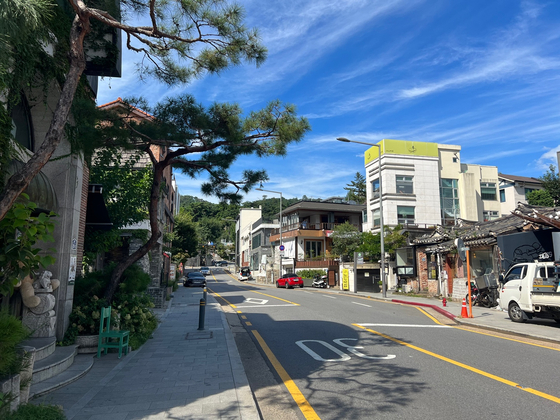Samcheong-dong Street in central Seoul is a wonderful option for those interested in a more intimate view of the Korean art scene. [JOO DA-HAE]
