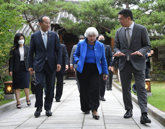 Finance Minister Choo Kyung-ho, left, and Treasury Secretary Janet Yellen in Seoul in July. It was Yellen's first visit as Treasury Secretary. [YONHAP]