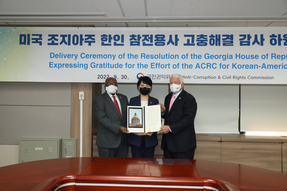 Anti-Corruption and Civil Rights Commission Chairperson Jeon Hyun-heui, center, poses with Georgia State Senator Ed Harbison, left, and State Representative Bill Hitchens who present a resolution expressing gratitude to the commission at the commission's office in central Seoul on Friday. [ANTI-CORRUPTION AND CIVIL RIGHTS COMMISSION]