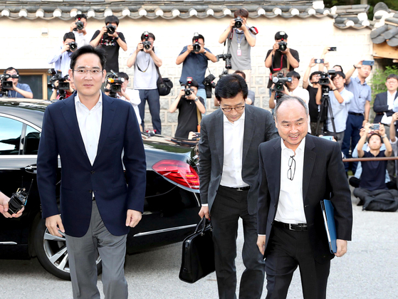 SoftBank Group CEO Masayoshi Son, right, and Samsung Electronics Vice Chairman Lee Jae-yong,left, enter the Korea Furniture Museum in central Seoul in 2019 to meet with other Korean business leaders. [KIM HO-YOUNG] 