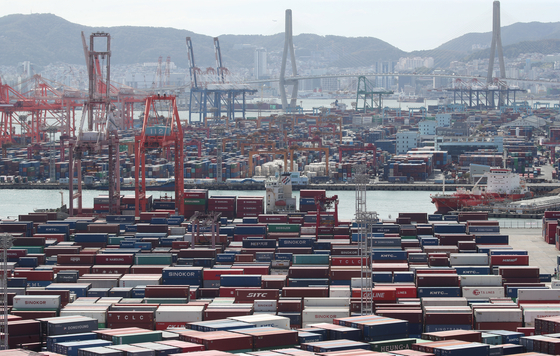 Containers are stacked at the port in Busan on Sept. 21. Korea may suffer a trade deficit of $48 billion this year, a record, according to a report by the Korea Economic Research Institute (KERI) on Sunday. [NEWS1]