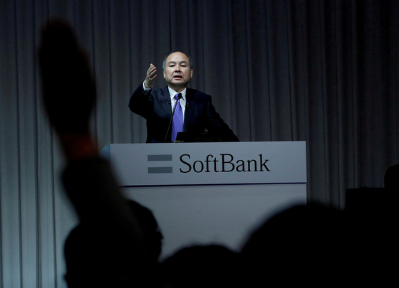 A journalist raises her hand to ask a question to Japan's SoftBank Group CEO Masayoshi Son during a news conference in Tokyo, November 5, 2018. [REUTERS]