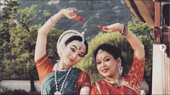 A screenshot of an Instagram photo posted by Keum Bee-na, a Korean dancer of Odissi, left, who is performing at the Sarang Festival with Sonali Roy, right, a Kathak dancer, on Keum's account on Wednesday. [SCREEN CAPTURE OF INSTAGRAM ACCOUNT OF KEUM BEE-NA]
