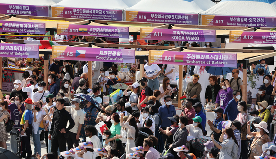 People crowd the square outside Busan Station on Sunday as an international festival, dubbed “Global Gathering 2022,” was held for the first time in three years. About 56 organizations from 35 countries participated in the event. [SONG BONG-GEUN]