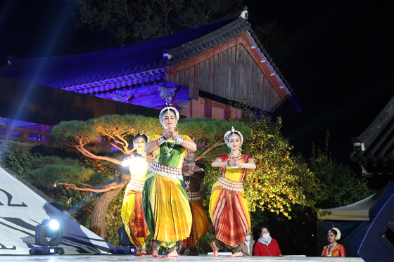 Odissi dancers at a Sarang Festival performance at the Hwaeomsa Temple in Gurye County in South Jeolla on Friday. [EMBASSY OF INDIA IN SEOUL]
