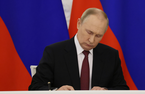 Russian President Vladimir Putin attends a ceremony to sign the treaties for four regions of Ukraine to join Russia at the Kremlin in Moscow on Friday. The signing of the treaties followed the completion of the Kremlin-orchestrated referenda. [AP/YONHAP]