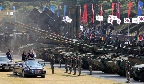 President Yoon Suk-yeol observes a military parade at a ceremony marking the 74th Armed Forces Day at the Gyeryongdae military compound in South Chungcheong on Saturday. [JOINT PRESS CORPS]