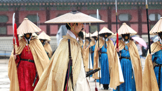 A special ceremony takes place at the main gate to Gyeongbok Palace in central Seoul on Monday, to celebrate the 20th anniversary of reenactments of the changing of the guards ceremony. [NEWS1]
