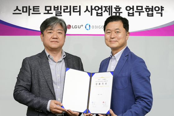 Choi Taek-jin, left, LG U+ vice president, and Hwang Do-yeon, Obigo CEO, pose for a photo during a signing ceremony held last Thursday at LG U+'s headquarters in Yongsan District, central Seoul. [LG U+]