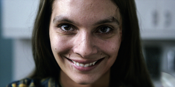This image released by Paramount Pictures shows Caitlin Stasey in a scene from ″Smile.″ [AP/YONHAP]