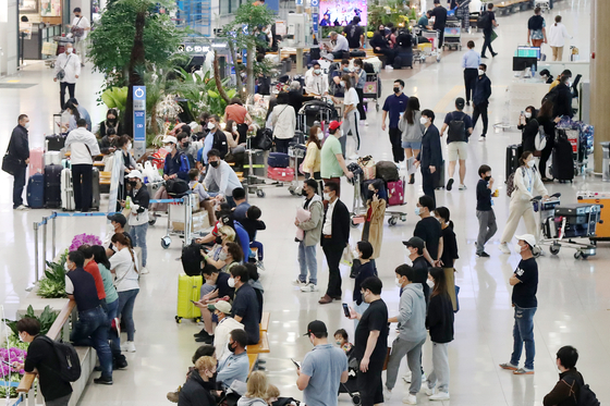 The arrival hall of Incheon International Airport Passenger Terminal 1 is crowded with people on Sunday, a day after Korean health authorities lifted mandatory on-arrival PCR tests for international travelers. [NEWS1]