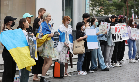 Protesters demand an end to Russian's invasion of Ukraine and denounce Russian President Vladimir Putin's mobilization order at a demonstration in Jung District, central Seoul, on Sept. 21. [NEWS1]