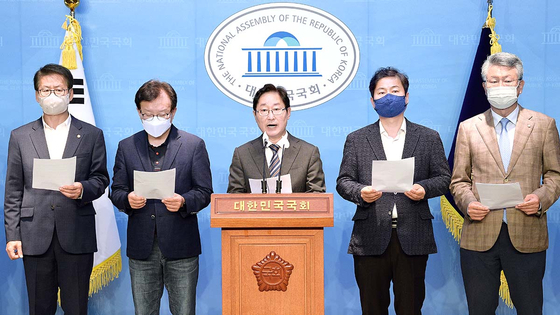 Lawmakers from the Democratic Party (DP) hold a press conference at the National Assembly in western Seoul Monday condemning the state audit agency for trying to conduct a written investigation of former President Moon Jae-in about his administration’s handling of the South Korean fisheries official killed by North Koreans in 2020. [JOINT PRESS CORPS]