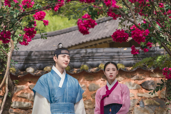 Lee, right, portrays a devoted yet independent concubine based on the historical figure Uibin Seong (1753-1786) in the hit MBC historical drama series "The Red Sleeve." [MBC]
