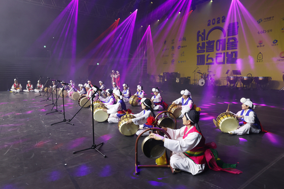 Traditional percussion bands of farmers deliver a joint performance at Arts Festival Seoul at Jangchung Gymnasium in Jung District, central Seoul, on Monday. About 35 clubs from 25 districts in Seoul participated in the festival with performances and exhibitions. [YONHAP]
