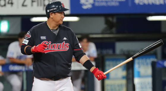 Lee Dae-ho of the Lotte Giants prepares to bat during a game against the Samsung Lions at Daegu Samsung Lions Park in Daegu on Sept. 8.  [YONHAP]