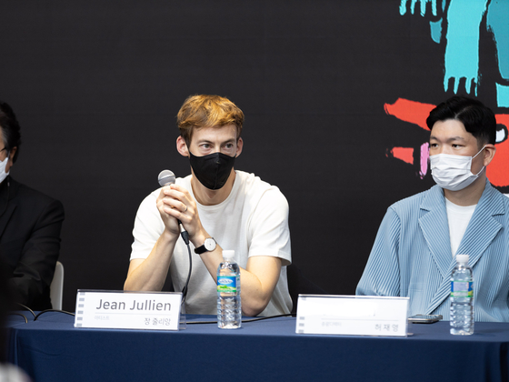 Jullien, left, and Jae Huh at a press conference at Dongdaemun Design Plaza on Friday. [JEAN JULLIEN]