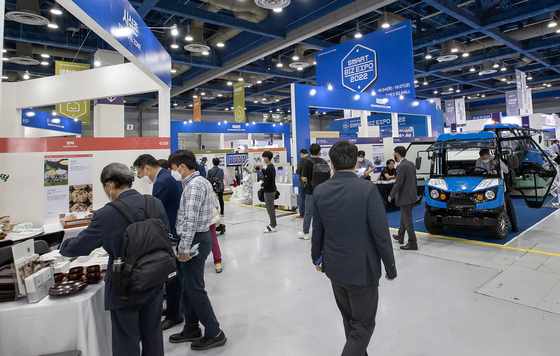 Visitors browse booths at Smart Biz Expo on Tuesday at Coex in southern Seoul. [SAMSUNG ELECTRONICS]